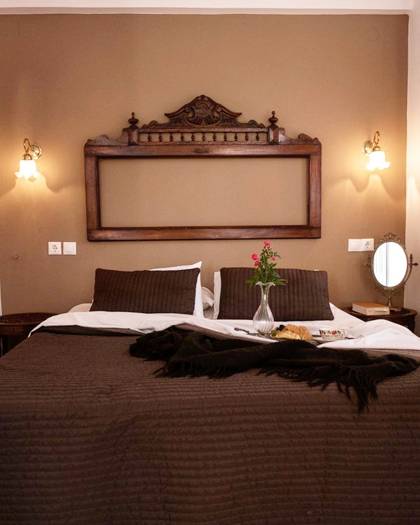 Nami Hotel Suites Suite decorated double bed