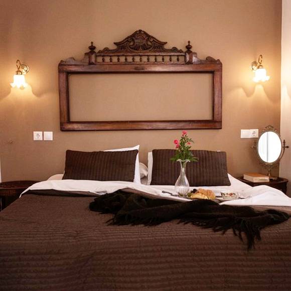 Nami Hotel Suites Suite decorated double bed