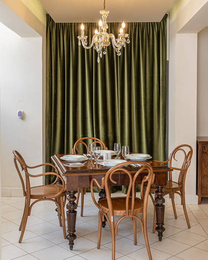 Nami Hotel Suites Restaurant decorated table for four