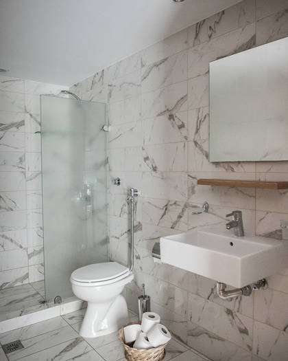 Nami Hotel Suites Artist Room bathroom