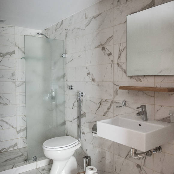 Nami Hotel Suites Artist Room bathroom