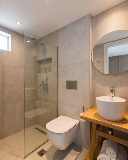 Nami Hotel Suites Deluxe Room bathroom