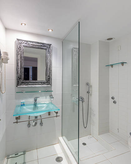 Nami Hotel Suites Standard Room bathroom